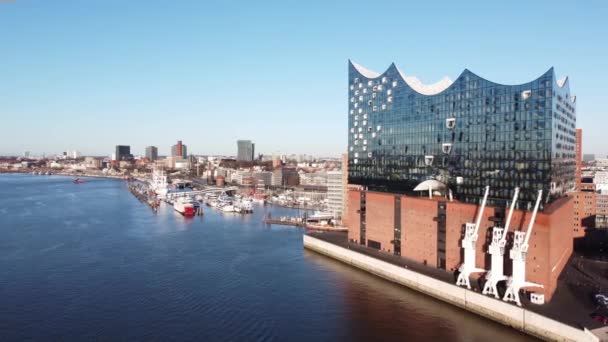 Slavná Hamburská koncertní síň Elbphilharmonie v přístavu - HAMBURG, NĚMECKO - 25. prosince 2020 — Stock video