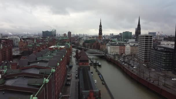 Ville de Hambourg d'en haut avec quartier des entrepôts - HAMBURG, ALLEMAGNE - 25 DÉCEMBRE 2020 — Video