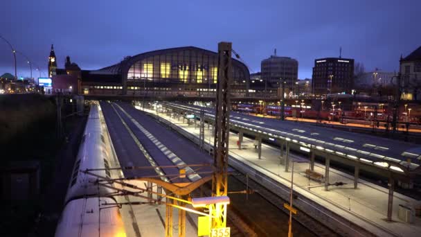 Hamburg központi pályaudvara este — Stock videók