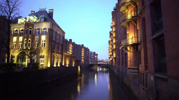 Famoso quartiere Magazzino di Amburgo Germania chiamato Speicherstadt di notte — Video Stock