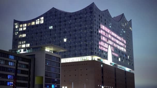 Famosa sala de conciertos Elbphilharmonie en Hamburgo por la noche — Vídeos de Stock