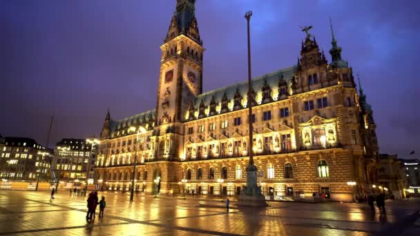 Міський зал Гамбурга вночі. — стокове відео