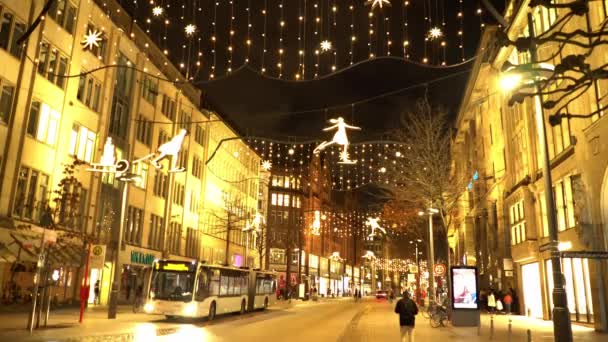 Famosa strada Neuer Wall nel centro della città di Amburgo di notte — Video Stock
