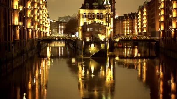 Hamburg 'da Speicherstadt adında ünlü bir depo bölgesi. — Stok video