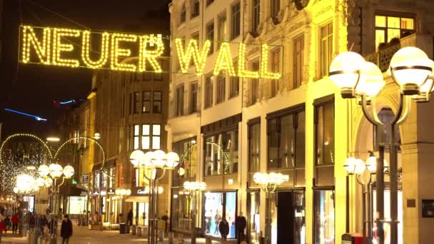 Famosa calle Neuer Wall en el centro de Hamburgo por la noche — Vídeo de stock