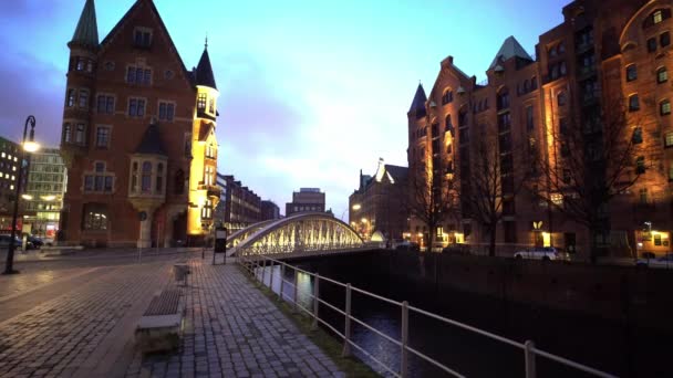 Famoso distrito de almacenes en Hamburgo Alemania llamado Speicherstadt por la noche — Vídeo de stock