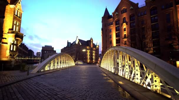 Hamburg 'da Speicherstadt adında ünlü bir depo bölgesi. — Stok video