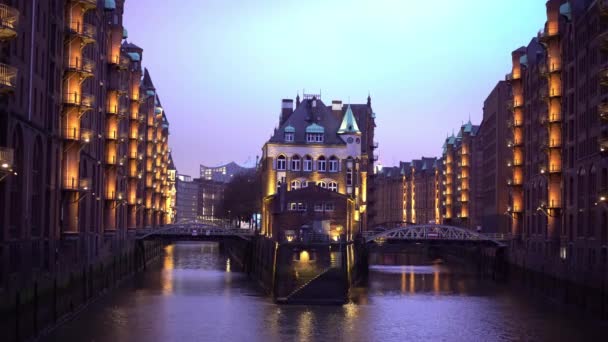 Berømte lagerdistrikter i Hamburg - Tyskland kalt Speicherstadt om natten – stockvideo