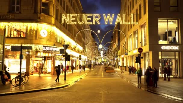 Famosa rua Neuer Wall no centro da cidade de Hamburgo à noite — Vídeo de Stock