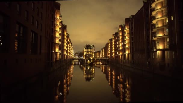 Beroemde Warehouse district in Hamburg Duitsland genaamd Speicherstadt by night — Stockvideo