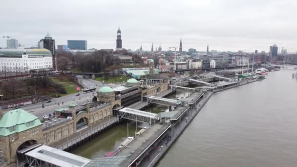 Let nad St Pauli Landungsbrucken v přístavu Hamburk — Stock video