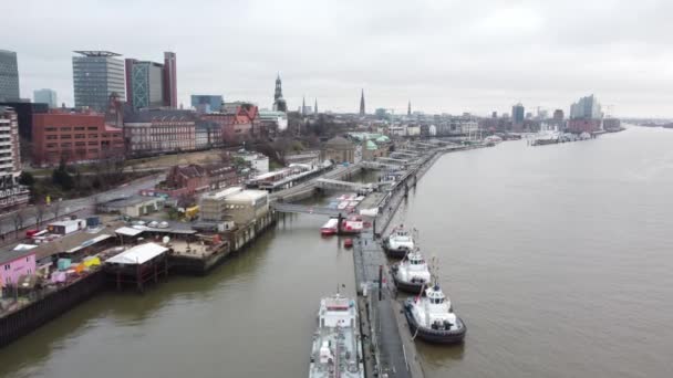 Haven van Hamburg van boven op een bewolkte dag — Stockvideo