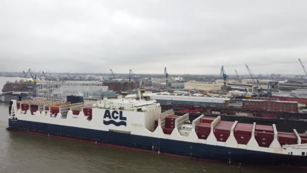 Groot containerschip in de haven van Hamburg Duitsland - HAMBURG, DUITSLAND - DECEMBER 25, 2020 — Stockvideo