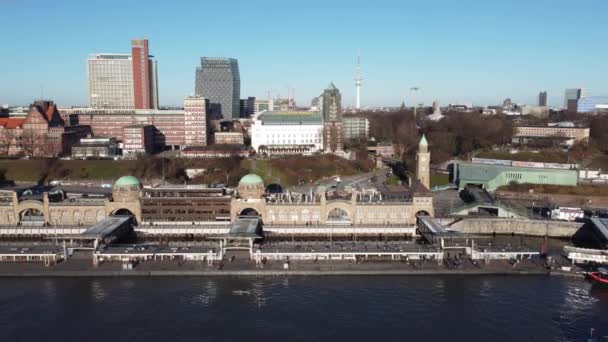 World famous St Pauli Landungsbrucken in the harbour of Hamburg - HAMBURG, GERMANY - DECEMBER 25, 2020 — Stock Video