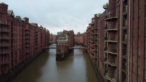 Vlucht door het Warehouse district in Hamburg Duitsland genaamd Speicherstadt — Stockvideo