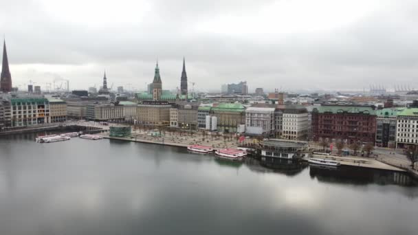 Красивый центр Гамбурга с рекой Альстер — стоковое видео