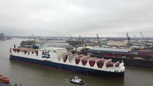 Huge container vessel in the harbour of Hamburg Germany - HAMBURG, GERMANY - DECEMBER 25, 2020 — Stock Video