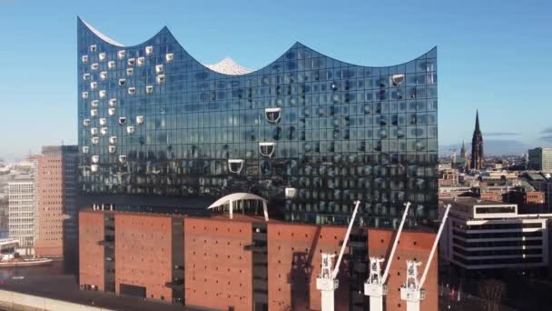 Słynna hamburska sala koncertowa Elbphilharmonie w porcie - HAMBURG, NIEMCY - GRUDZIEŃ 25, 2020 — Wideo stockowe