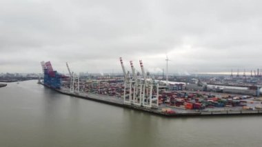 Yukarıdan etkileyici Hamburg Limanı