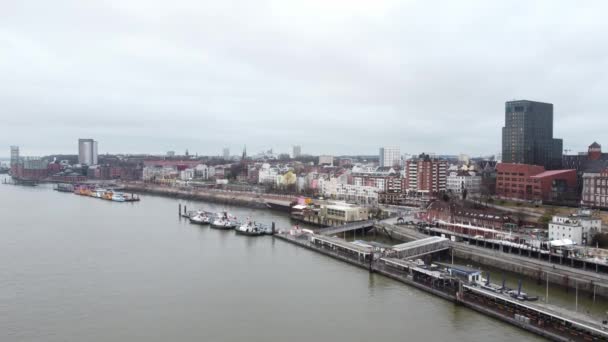 Wereldberoemde St Pauli Landungsbrucken in de haven van Hamburg — Stockvideo
