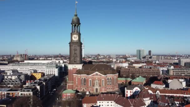 Beroemde St. Michael 's Church genaamd Michel in de stad Hamburg — Stockvideo