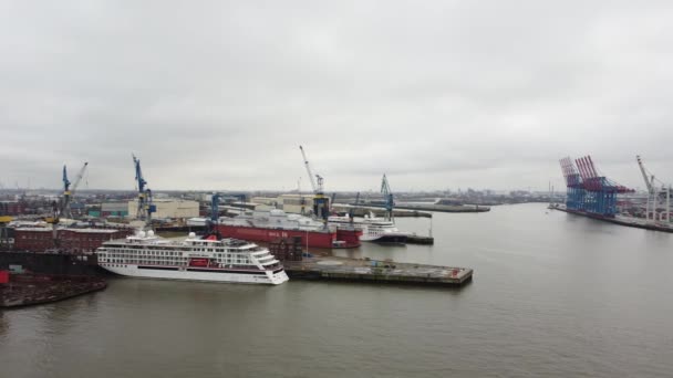 Bulutlu bir günde Hamburg Limanı - HAMBURG, ALMANY - 25 ARALIK 2020 — Stok video