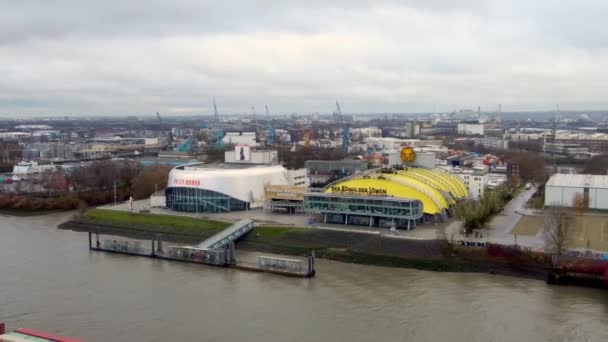 Bühne Musical Theater in Hamburg König der Löwen und Hübsche Frau - HAMBURG - 24. DEZEMBER 2020 — Stockvideo