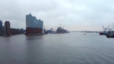 Hamburg Limanı üzerinde uçuş