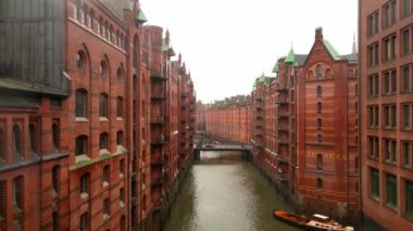 Hamburg 'daki Speicherstadt adlı depo bölgesinde uçuş.