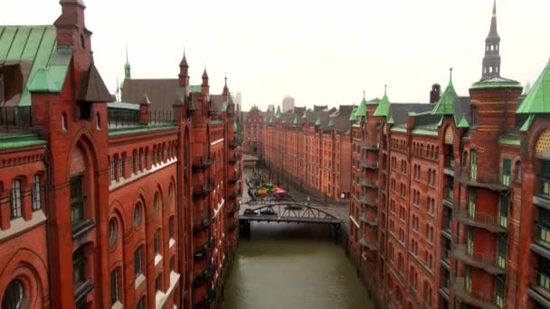 Voo pelo distrito de Warehouse em Hamburgo Alemanha chamado Speicherstadt - HAMBURG, ALEMANHA - 24 DE DEZEMBRO DE 2020 — Vídeo de Stock