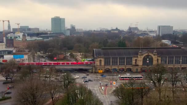 Hamburg Dammtor stazione ferroviaria nel centro della città - HAMBURG, GERMANIA - 24 DICEMBRE 2020 — Video Stock
