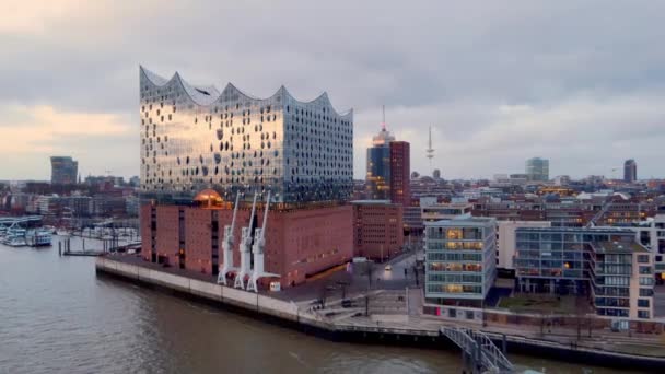 Berömda Hamburgs konserthus Elbphilharmonie i hamnen - HAMBURG, TYSKLAND - DECEMBER 24, 2020 — Stockvideo