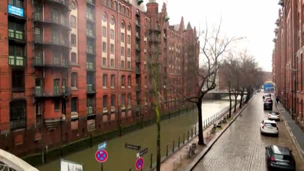 Célèbre quartier des entrepôts à Hambourg en Allemagne appelé Speicherstadt — Video