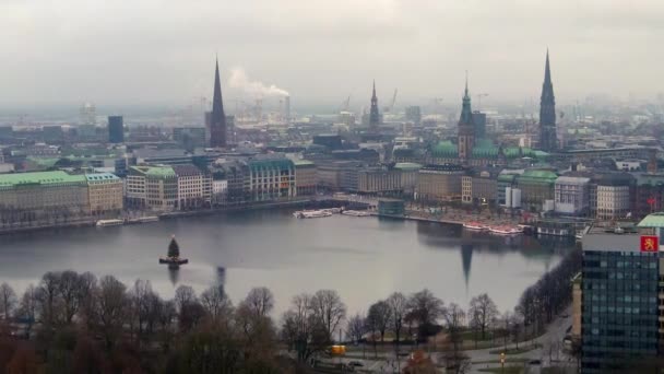 Hamburg şehir merkezi üzerinde uçuş - HAMBURG, Almanya - 24 Aralık 2020 — Stok video