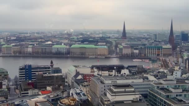 Vol au-dessus du centre-ville de Hambourg - HAMBURG, ALLEMAGNE - 24 DÉCEMBRE 2020 — Video