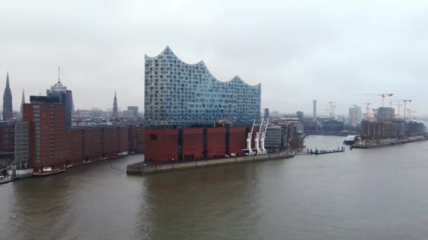 Berömda Hamburgs konserthus Elbphilharmonie i hamnen — Stockvideo