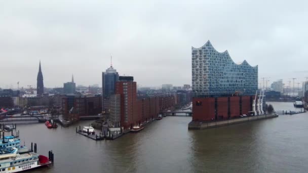 Limandaki ünlü Hamburg Konser Salonu Elbphilharmonie — Stok video