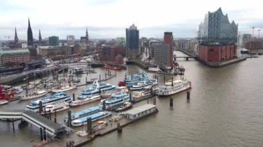 Hamburg Limanı üzerinde uçuş - HAMBURG, ALMANY - 24 Aralık 2020