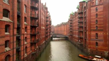 Hamburg 'daki Speicherstadt adlı depo bölgesinde uçuş.