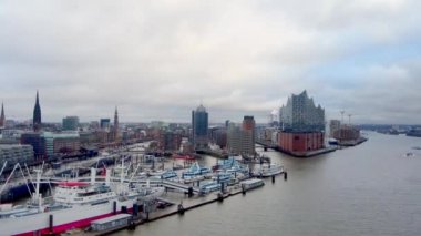 Hamburg Limanı üzerinde uçuş - HAMBURG, Almanya - 24 Aralık 2020