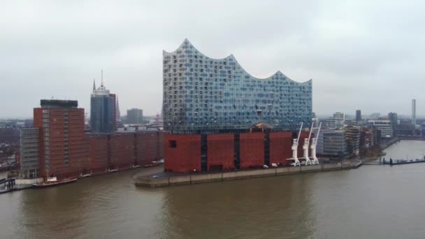 Limandaki ünlü Hamburg Konser Salonu Elbphilharmonie HAMBURG, GERMANY 24 Aralık 2020 — Stok video