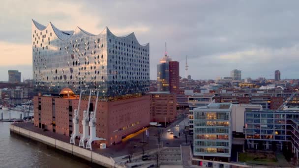 Slavná Hamburská koncertní síň Elbphilharmonie v přístavu - HAMBURG, NĚMECKO - 24. prosince 2020 — Stock video