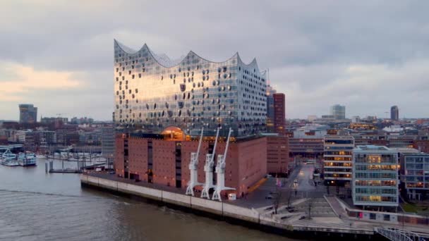 Úžasná Hamburská koncertní síň Elbphilharmonie při západu slunce - HAMBURG, NĚMECKO - 24. prosince 2020 — Stock video