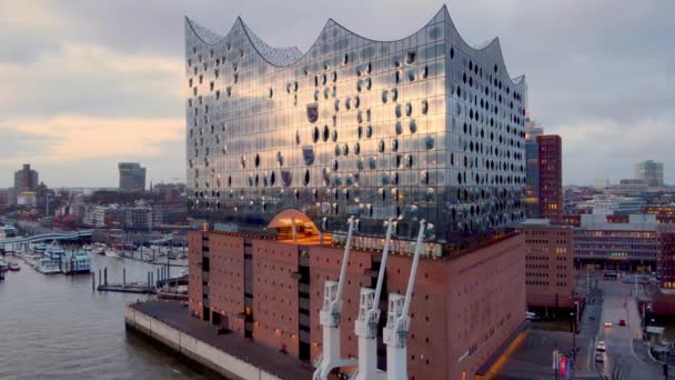 Amazing Hamburg Concert Hall Elbphilharmonie at sunset - HAMBURG, ALEMANIA - 24 DE DICIEMBRE DE 2020 — Vídeo de stock
