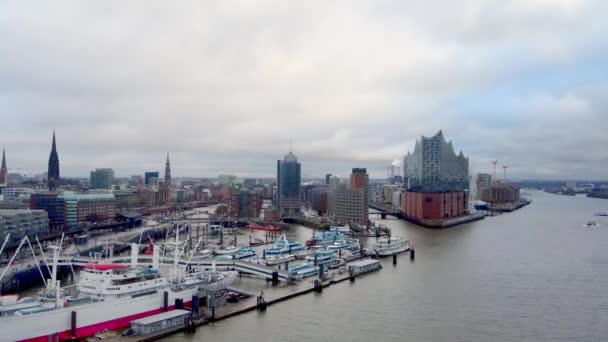 Flight over the harbour of Hamburg - HAMBURG, GERMANY - DECEMBER 24, 2020 — Stock Video