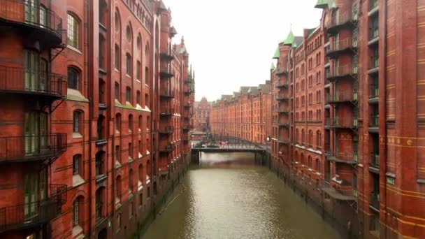 Beroemde Warehouse district in Hamburg Duitsland genaamd Speicherstadt — Stockvideo