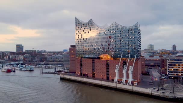 Slavná Hamburská koncertní síň Elbphilharmonie v přístavu - HAMBURG, NĚMECKO - 24. prosince 2020 — Stock video