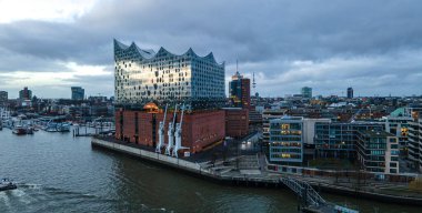 Hamburg 'daki Elbphilharmonie Konser Salonu - hava manzaralı - HAMBURG, GERMANY - 25 ARALIK 2020