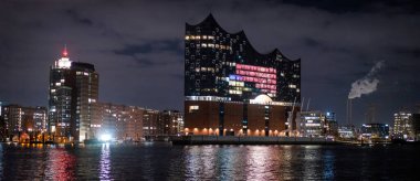 Hamburg 'un güzel limanı ve geceleri Elbphilharmonie konser salonu - HAMBURG, GERMANY - 25 Aralık 2020