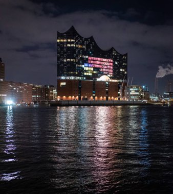 Hamburg 'un güzel limanı ve geceleri Elbphilharmonie konser salonu - HAMBURG, GERMANY - 25 Aralık 2020